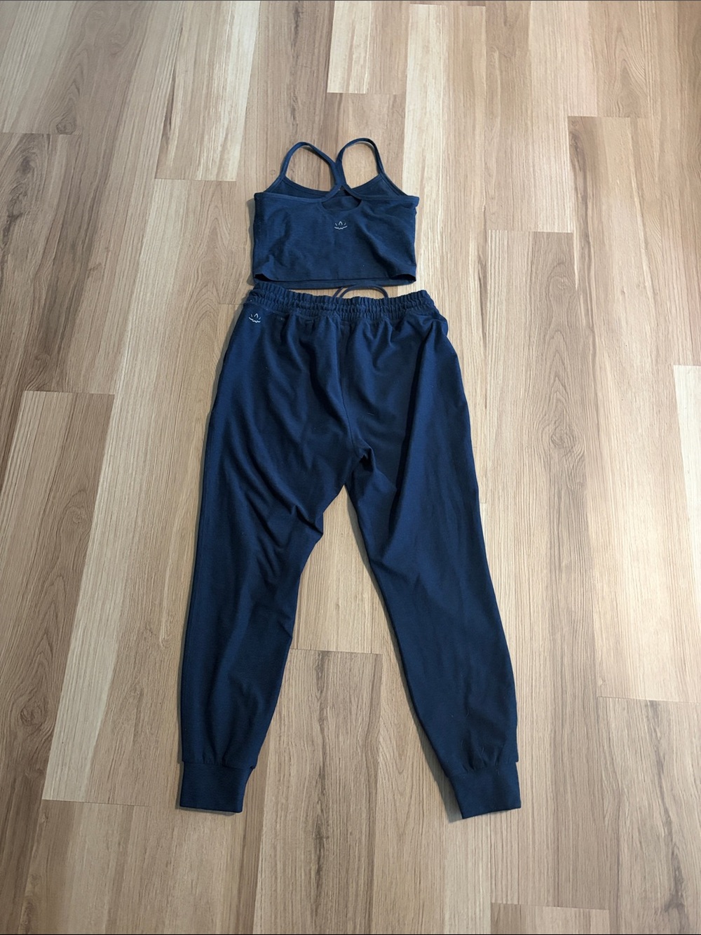 Beyond Yoga Women's Navy Blue Crop Tank & Jogger Set - Picture 2 of 2